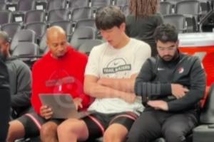 英文进步巨快啊！杨瀚森无翻译陪同 与助教无障碍交流