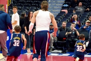 铁汉柔情！阿隆·戈登带着两个小侄子参加赛前热身