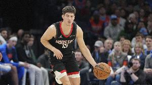 穿针引线！谢泼德绕掩护送击地妙传 亚当斯顺下接球打进加罚