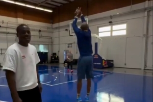 哪个队需要三分射手😛60岁雷吉-米勒三分训练 1分钟内弹无虚发