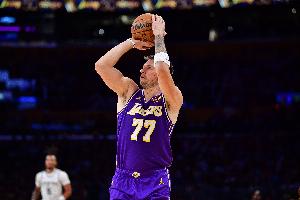 另类三节打卡！东契奇此前赛季场均出场39分钟 本场仅出战27分钟