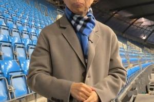 一本正经！詹俊带蓝色围巾：咪咕的待遇比天空电台还要“高”😂