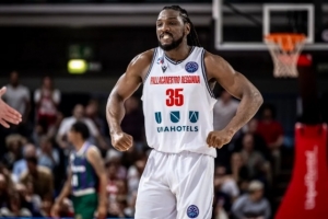 法里埃德与帕纳辛纳科斯签的合同是2个月 届时看表现决定能否留队