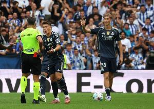 半场被换下，记者：赫伊森被内部要求该进，他需更专注更有拼劲