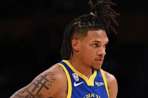 这是新秀？理查德再次机敏空切 到篮下转身强攻得手 霸气庆祝