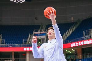 效率太低！余嘉豪14投仅4中拿到9分11板 罚球6中1