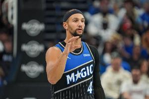 一条龙表演！萨格斯抢断怀特横传 反击上演大力劈扣