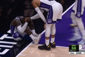 😂哥我身体没你那么好！施罗德刚崴脚 威少握着手不放想拉起他