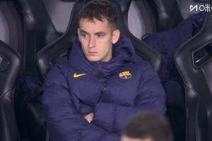 有点苍凉...赛前不适被奥尔莫临时替换，卡萨多出现在巴萨替补席