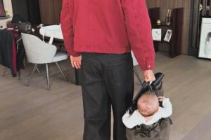 😎索博晒私房照：一个大包直接拎娃