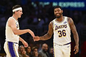 里夫斯：斯玛特关注细节&防守专注 他对我们来说真的真的很棒