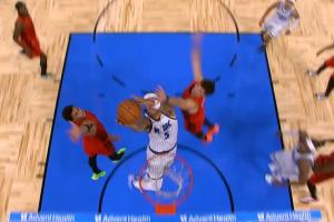 😳落后2分 班凯罗杀入内线1打2还造成犯规 但罚球不中……