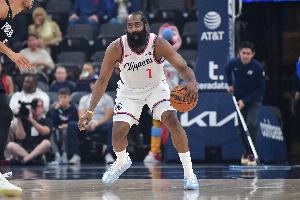 哎我球呢？里萨谢突破欲出手 哈登精准下手“帽”出界外