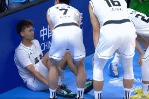 又伤一个！赵睿落地后右脚踝不适 久坐场边表情痛苦现已替换下场