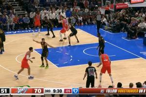 😦裁判下半场3分钟内连吹库里2个犯规 库里已经5犯但科尔不换人