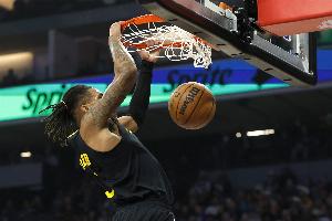 救火队员！理查德连中2记三分 帮助勇士艰难止血