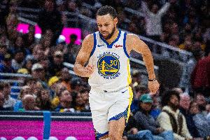 连续得分！库里弧顶三分&切入上篮连拿五分