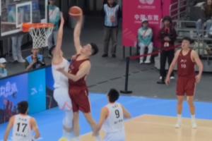 球迷视角看余嘉豪单手暴力扣翻胡金秋😡落地后还目露凶光