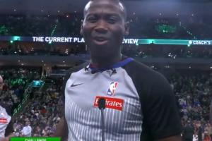 雄鹿VS黄蜂 裁判摆烂：我们没看到谁出界 随便来俩人跳球😂😂