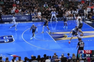 驾轻就熟！哈登对位弗拉格 一个撤步晃开直接中投命中