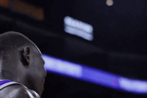 说啥呢？杨瀚森赛后和好兄弟马卢阿奇相拥致意 还简单耳语了一句