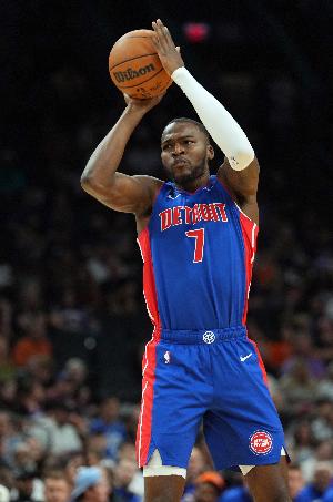 能文能武！保罗·里德奋力抢下前板 脑后传球助飞格林双手暴扣