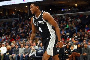 迅速反弹！福克斯第三节7中6独得16分 上半场仅有4分入账