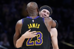 大胆😛老詹采访时里夫斯插话：很棒的G联盟球员 G联盟培养了他