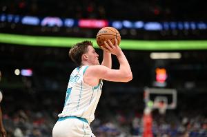 黄蜂主帅谈克尼佩尔三分记录：他向我们展示了他能成为怎样的球员