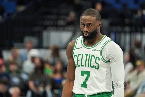 开局就热！杰伦·布朗首节6投3中 贡献9分3篮板3助攻1抢断