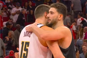 哥还是你猛啊！申京赛后和约基奇拥抱寒暄🫂