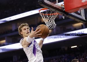 效率很高！马尔卡宁半场5中4贡献16分6板 罚球6中6