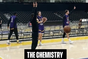 湖人官方晒队内训练片段：训练馆内氛围拉满