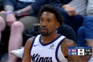 来个脆的！蒙克快攻跟进 接传球抡圆了暴扣取分