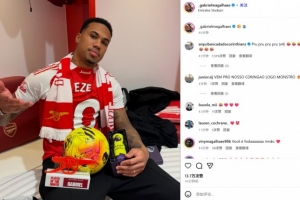 场边见证队友戴帽！加布社媒晒身穿埃泽球衣旧照：🤷🏽‍♂️