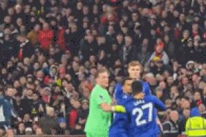 👋盖耶被直红罚下仍不依不饶，曼联球迷纷纷挥手让其赶紧下场