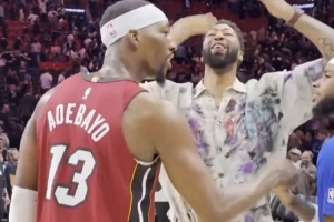 浓眉赛后和阿德巴约拥抱 还朝热火主场球迷疯狂飞吻👀