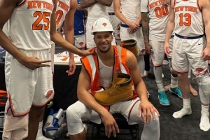 哈工头上线！哈特当选本场最佳防守球员 穿工服戴工帽与队友合影