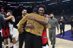 昔日好兄弟！赛后杰伦·格林&狄龙与火箭众将叙旧拥抱&有说有笑