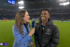 亚马逊记者因英葡双语采访埃斯特旺走红，获赞“赛季最佳采访”