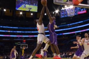 😤挑战谁呢？？詹姆斯正面血帽按下科比·布朗上篮！！