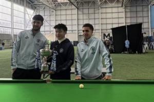 排面！赵心童携奖杯，与特拉福德、刘易斯在曼城训练场打斯诺克