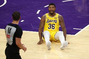 看家本领！斯玛特盯防哈登造成科林斯掩护犯规