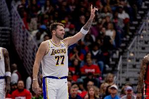 东契奇第四次半场至少30分5助5三分 追平哈登&并列历史第一多