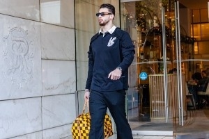 火箭众将穿搭秀：申京手提包亮眼 雨姐一袭白衫 阿门钟爱连帽衫