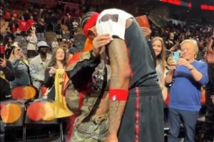 率猛龙9连胜+准绝杀！英格拉姆赛后和女友拥抱接吻秀恩爱