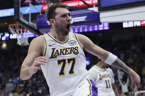 湖人昨天主场的地板很滑 因为前天曾进行了一场冰球比赛