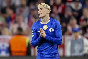 吉文：加纳乔穿得歪歪斜斜、链子挂外面，他换下的态度让我很不爽