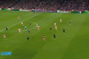 拜仁破门前，埃泽精彩策动+传球但自己打门偏出