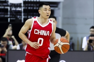 媒体人：中国男篮想打好松弛不下来 高诗岩空篮没进就是一个缩影